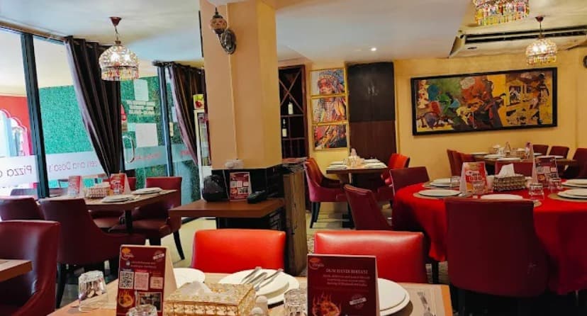 店内：ゆったりとしたレイアウトIndian Essence Art Cuisineのテーブル席