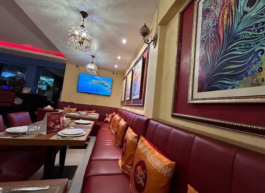 店内：モダンで落ち着いたIndian Essence Art Cuisineのテーブル席