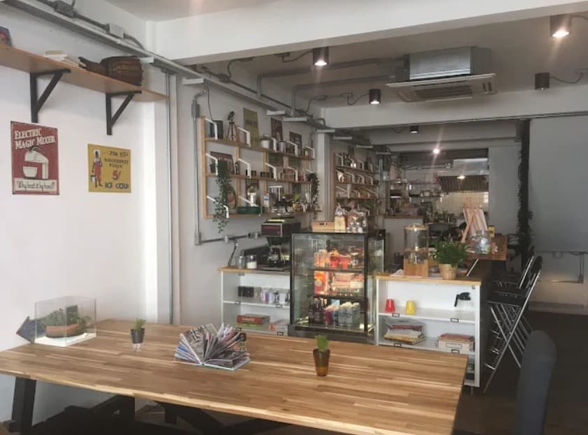店内：木目を基調としたBreakfast Story Phrom Phongのテーブル席