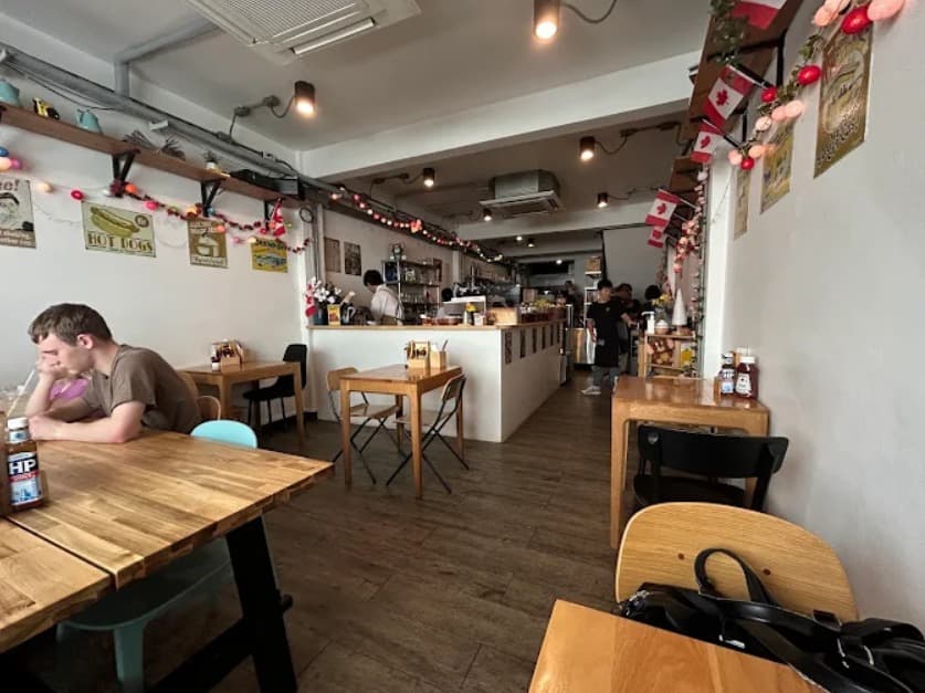 店内：温かみのあるBreakfast Story Phrom Phongのテーブル席