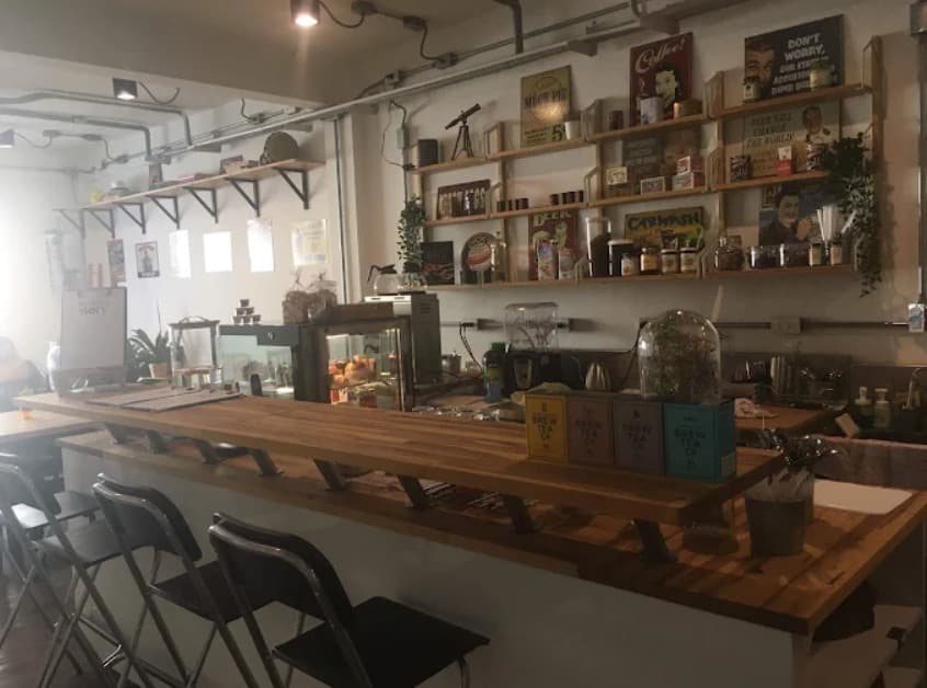 店内：肩肘張らずに過ごせるBreakfast Story Phrom Phongのテーブル席