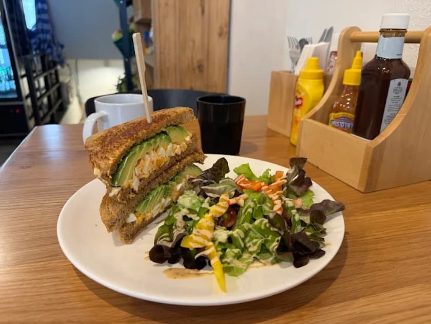 料理：本格的なアメリカンスタイルのBreakfast Story Phrom Phongのサンドイッチ