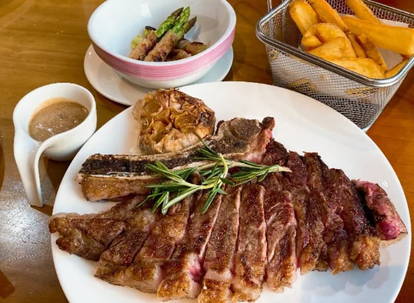 料理：濃厚な旨味と芳醇な香りのArno's EmQuartierのステーキ