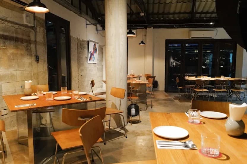 店内：一人でも入りやすいLobster Main Kitchenのテーブル席