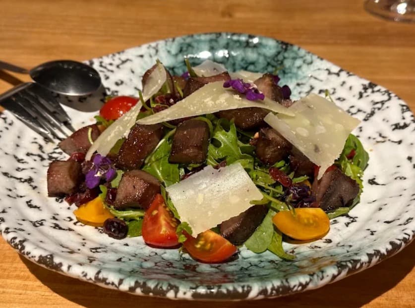 料理：トッピングが充実しているLobster Main Kitchenのサラダ