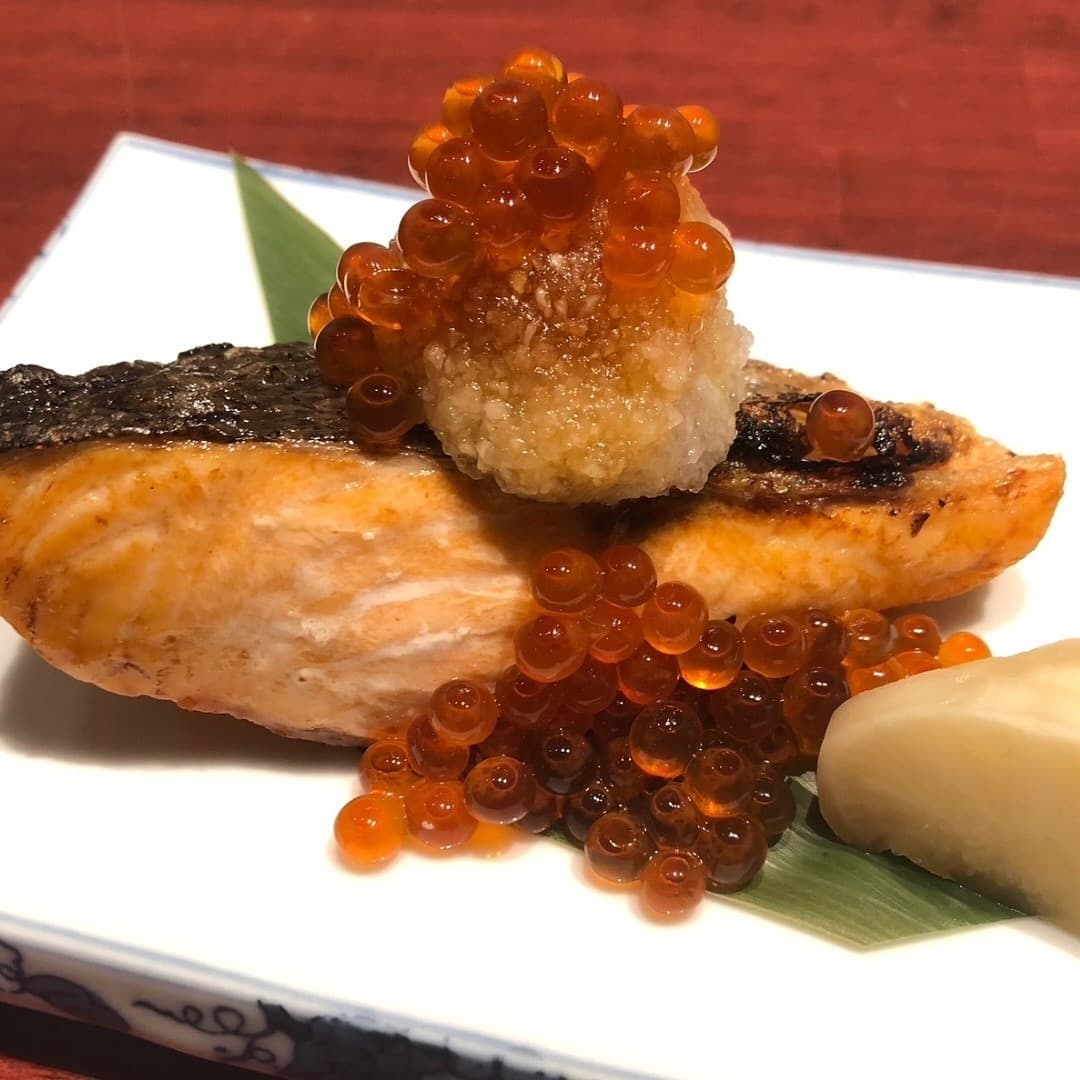炙りサーモンいくらおろし添え｜レカン55 トンロー店