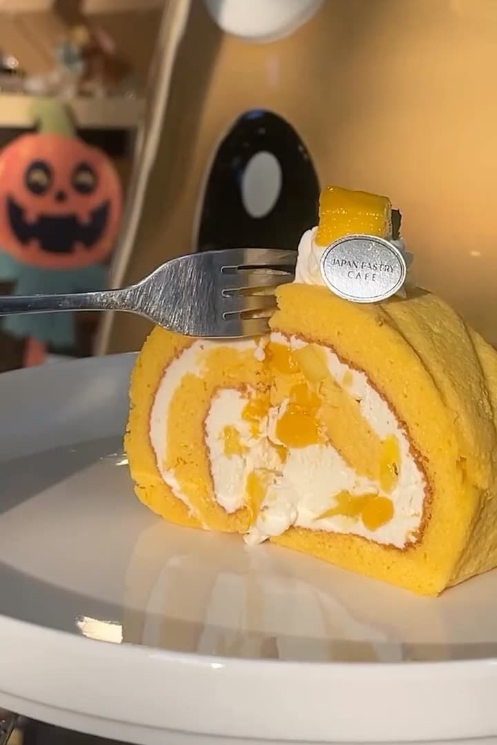 マンゴーをたっぷり巻き込んだロールケーキ（Japan Pastry Cafe）