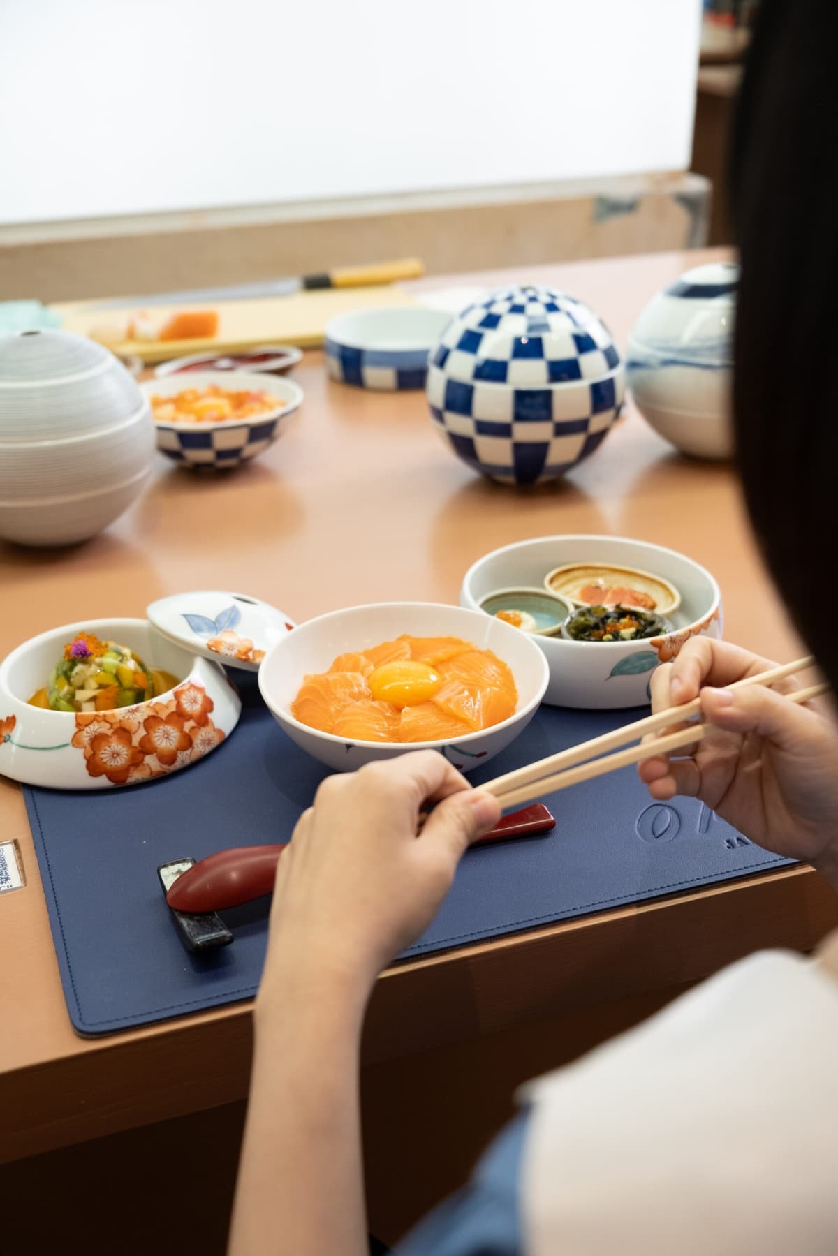 Alt：Omakase Don by Teppenのサーモン丼と小鉢の