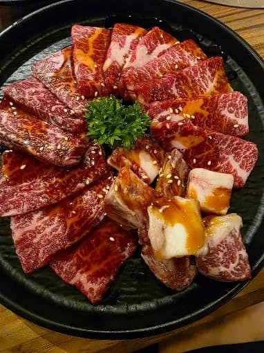 タレに漬けた牛肉の焼肉盛り合わせ｜Gyu-Kaku Japanese BBQ