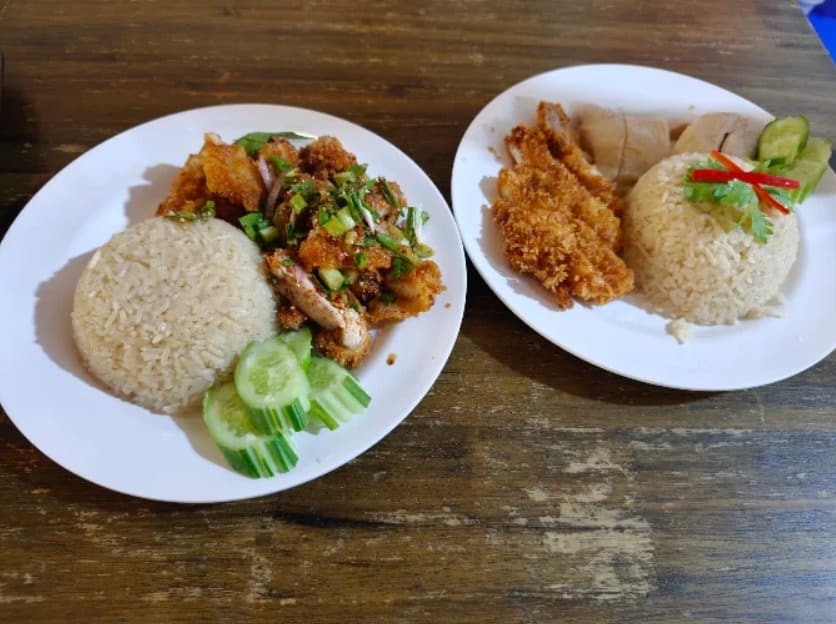 料理：サクッと揚げられたチキンが添えられたข้าวมันไก่สิงคโปร์ by Chef Pung สาขาพร้อมพงษ์のチキンラウス