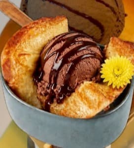 チョコレートアイスをのせた焼きバタートースト