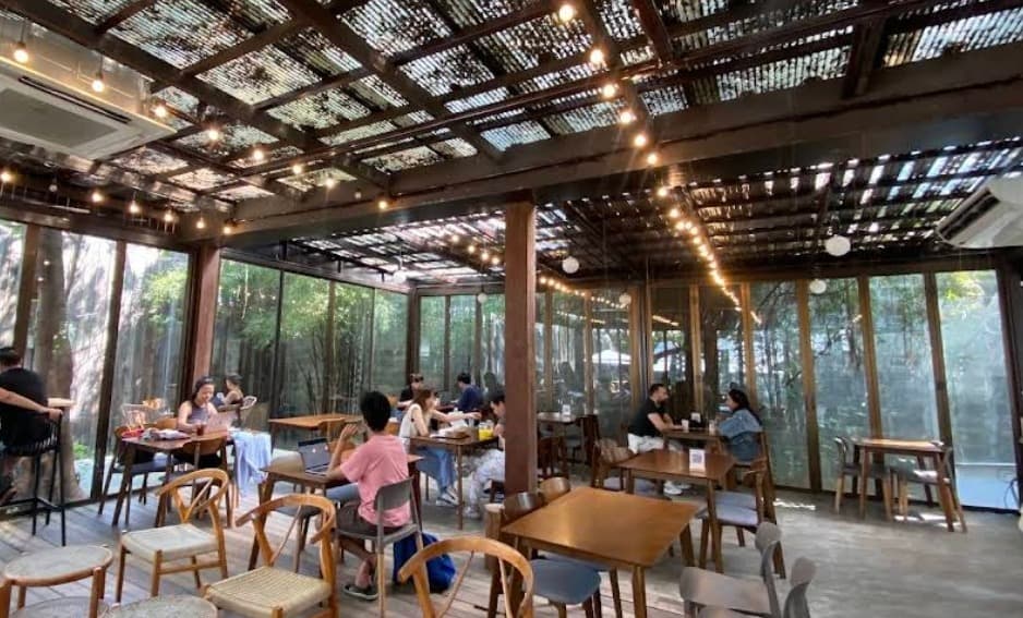 THE WOOD LANDの木の温もりを感じる店内