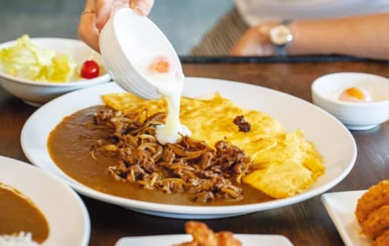 青りんご カレー専門店の人気メニュー、サクサクの「ロースカツカレー」
