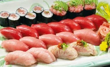 庵寺自慢の、新鮮なマグロや様々な部位を堪能できる豪華な「マグロ尽くしの寿司盛り合わせ」。