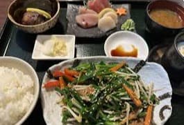 ボリューム満点でコストパフォーマンスの高い庵寺の「ニラレバ炒め定食」。