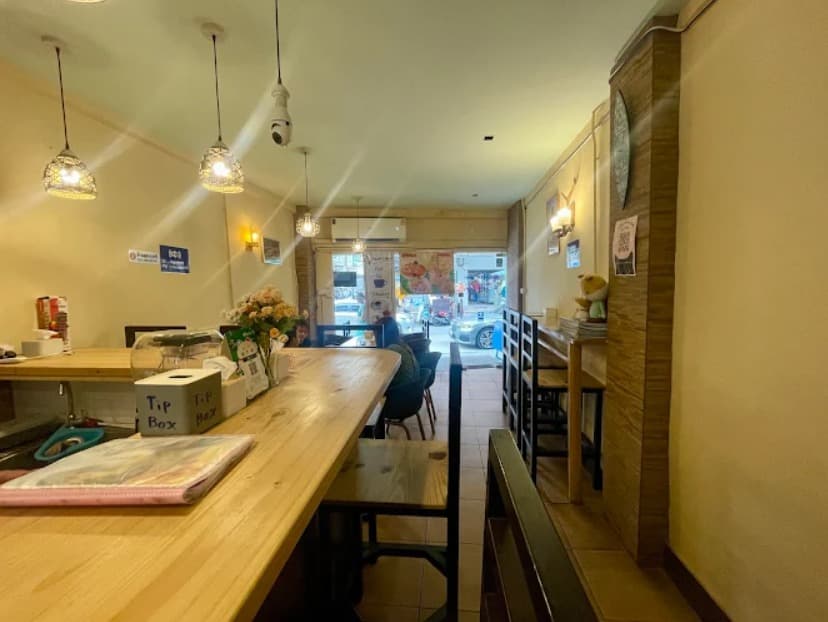 店内：席同士の間隔も程よく確保されたThai & Japanese food restaurant "Nalu Nani"