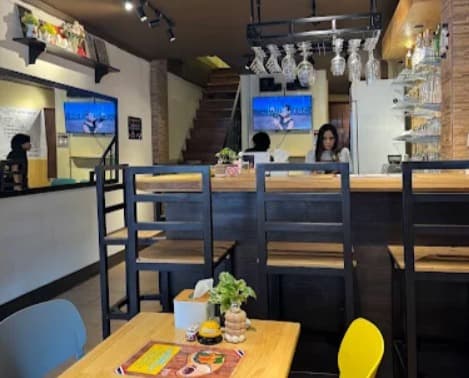 店内：木目の温もりが感じられるThai & Japanese food restaurant "Nalu Nani"