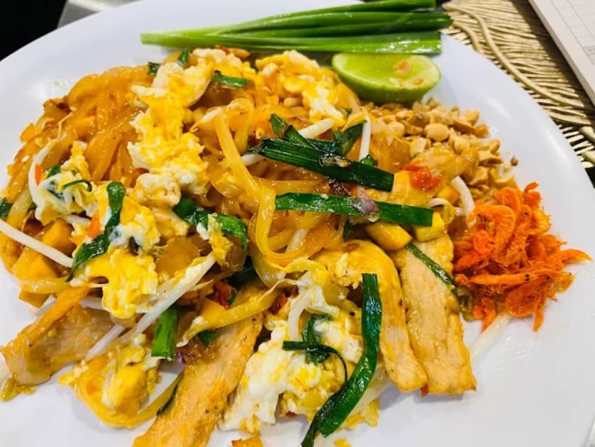 料理：定番タイ料理を味わえるThai & Japanese food restaurant "Nalu Nani"のパッタイ