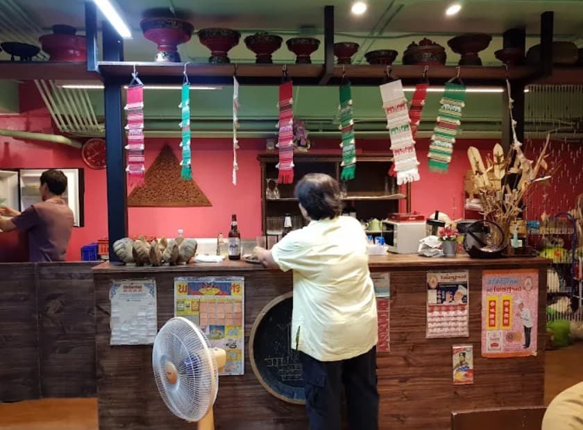 店内：ピンクの壁が印象的なゲッタワーのカウンター席
