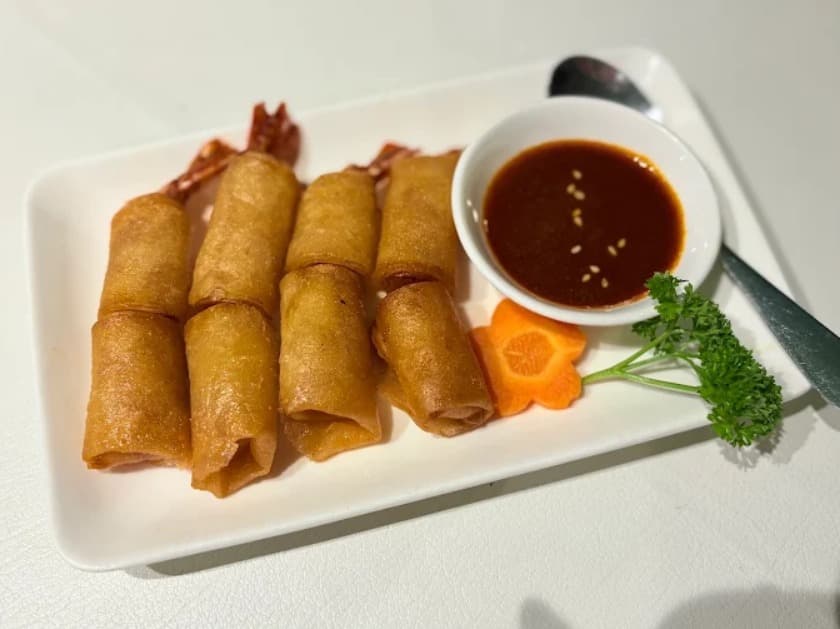 料理：カリっと揚げられたゲッタワーの春巻き