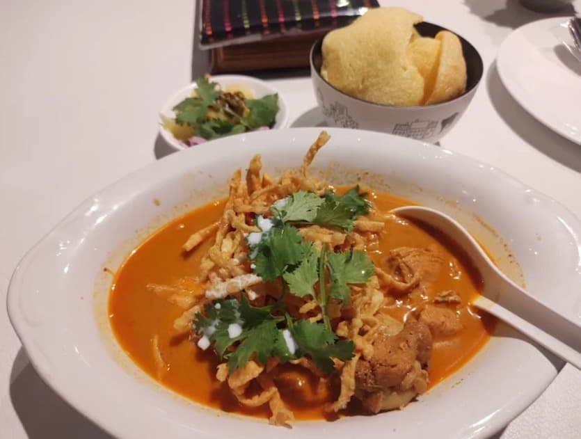 料理：比較的マイルドで食べやすい味わいのゲッタワーのカオソーイ