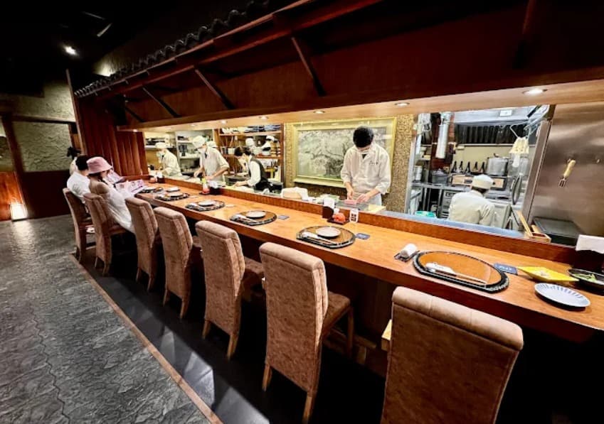 店内:料理人の丁寧な仕事が間近に見られるゐざきのカウンター席