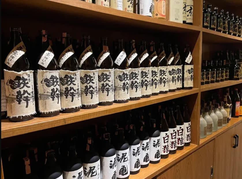 店内:日本酒を豊富に揃えたゐざきの店内