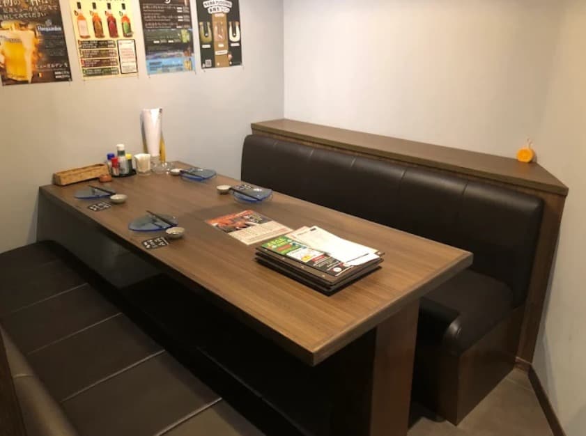 店内:落ち着いて食事ができる隠れ家 雫のテーブル席