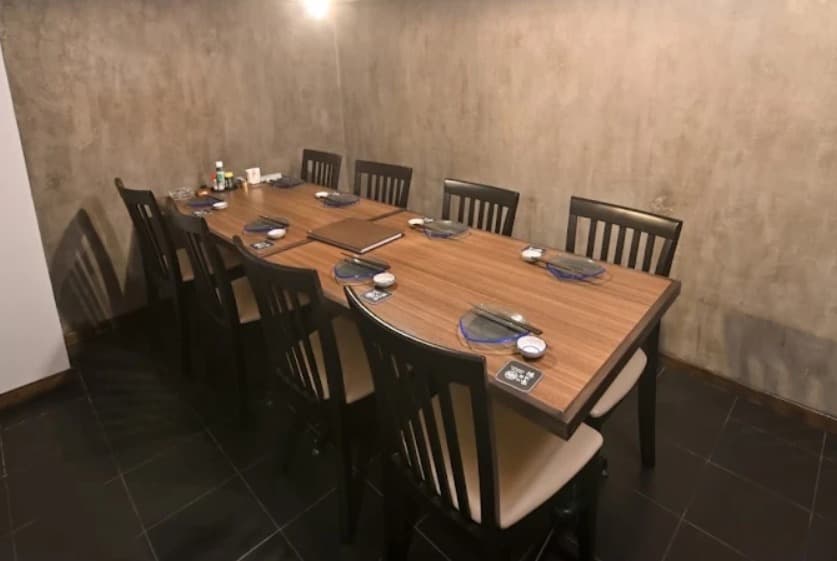 店内:接待や会食にも使える隠れ家 雫のテーブル席