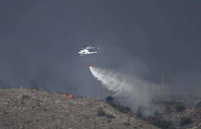 スペイン南部の山火事で11人死亡