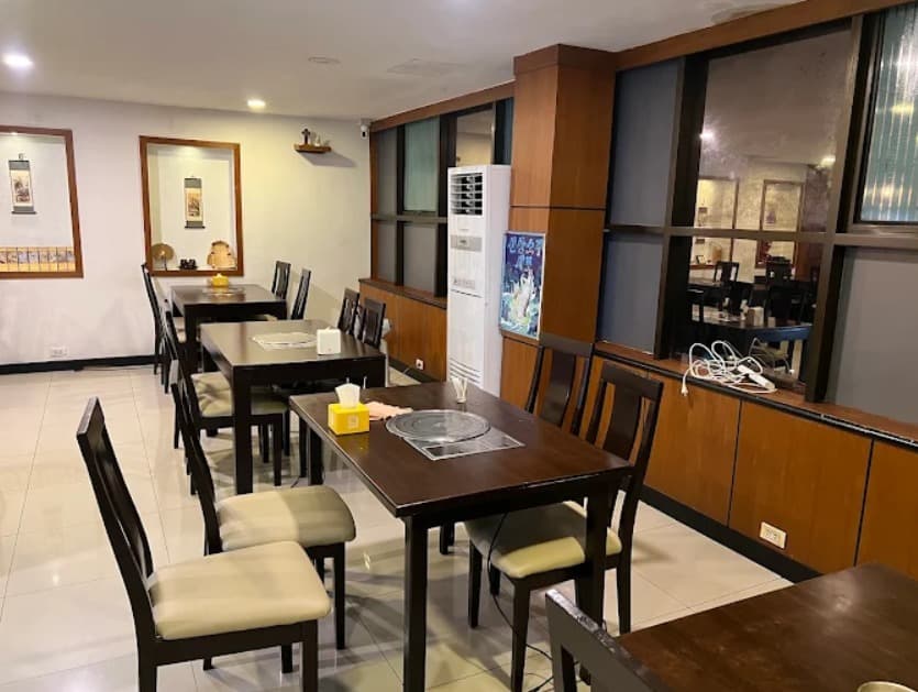 店内:韓国の食堂を思わせるマンチャンのテーブル席