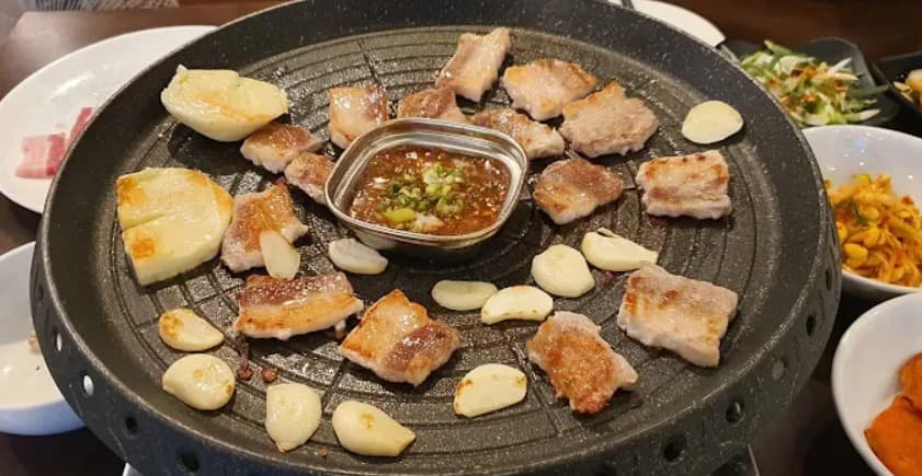 料理:ジューシーに焼き上げられるマンチャンのサムギョプサル