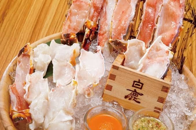 氷の上に美しく盛られた、てっぺんの新鮮なカニの刺身