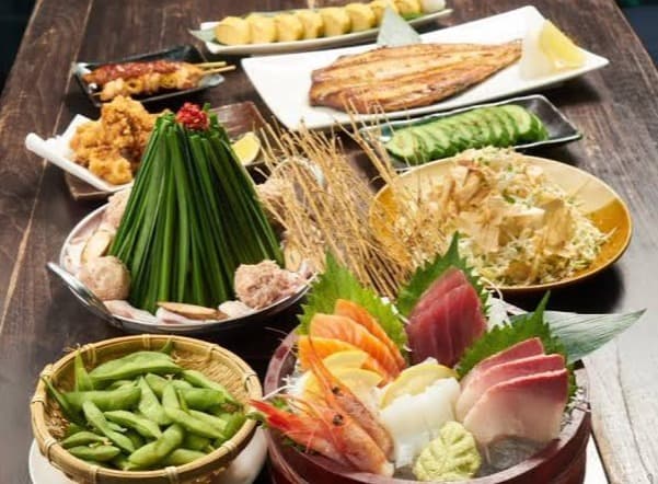名物のニラたっぷりもつ鍋や鮮魚のお刺身が並ぶ「なぎ屋 ゲートウェイ・エカマイ店」の豪華な居酒屋メニュー