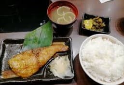 日本の味が気軽に楽しめる「なぎ屋 ゲートウェイ・エカマイ店」の焼き魚定食