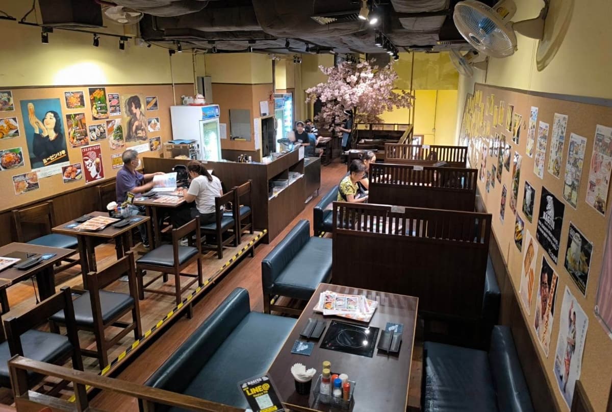 レトロなポスターが飾られた「なぎ屋 ゲートウェイ・エカマイ店」の活気あふれる客席スペース