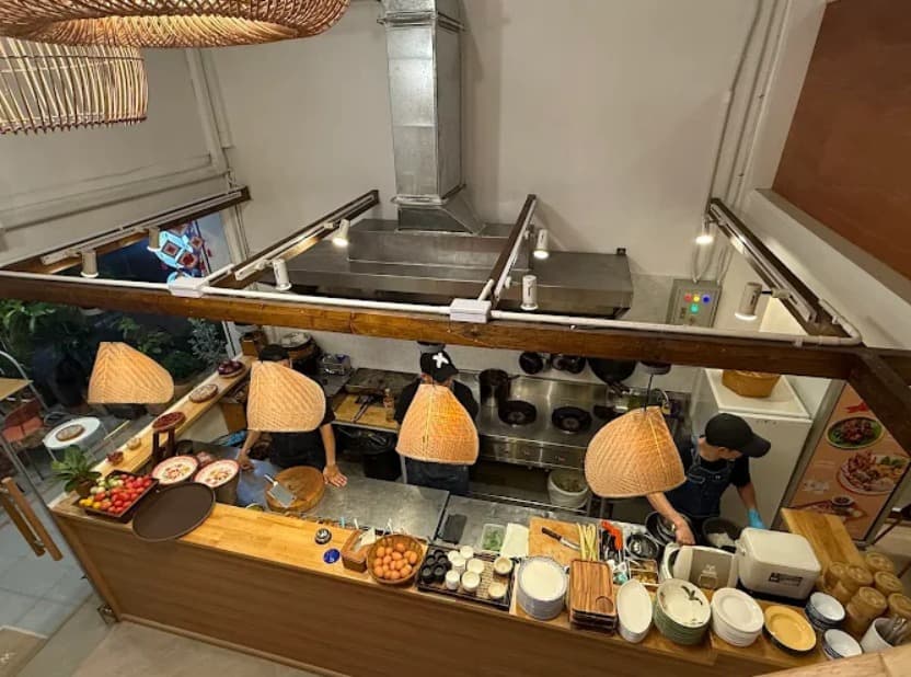 店内:可愛らしいインテリアのアットイサーンのカウンター