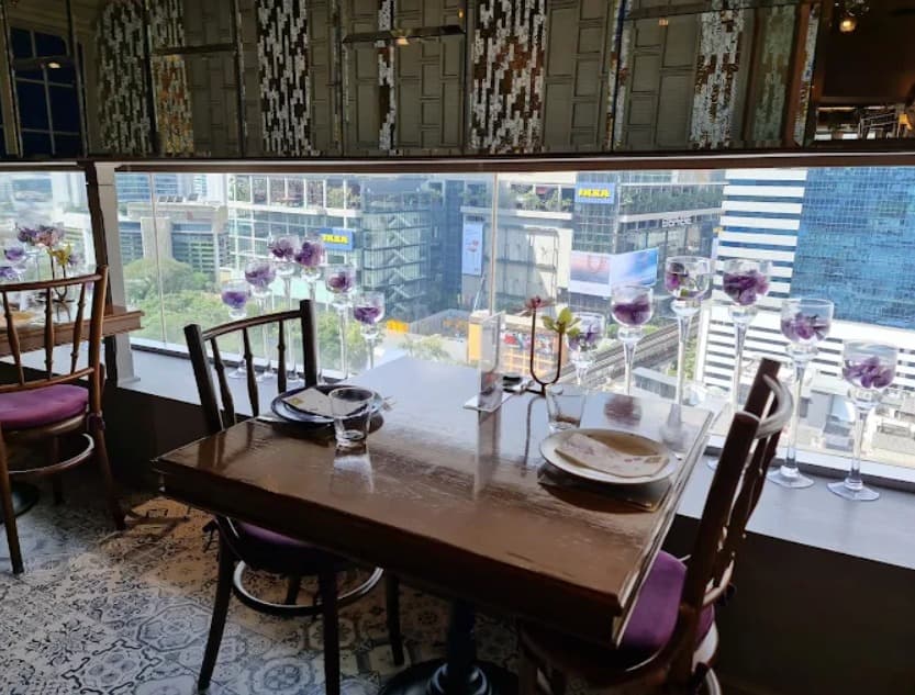 店内:窓からの景色がよいNara Thai Cuisine EmQuartierのテーブル席