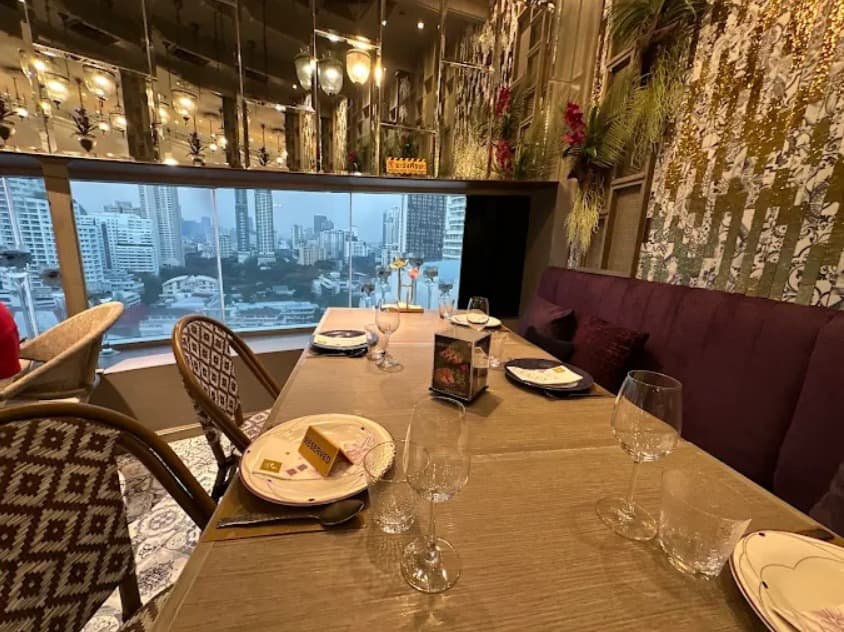 店内:高級感のあるNara Thai Cuisine EmQuartierのテーブル席