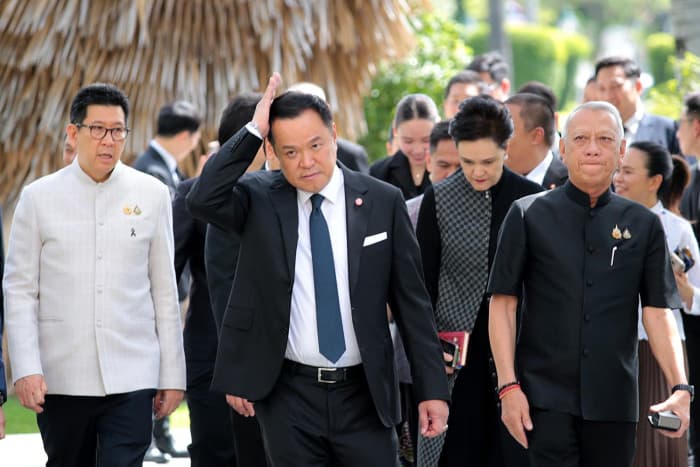 新たな政治的試練に直面