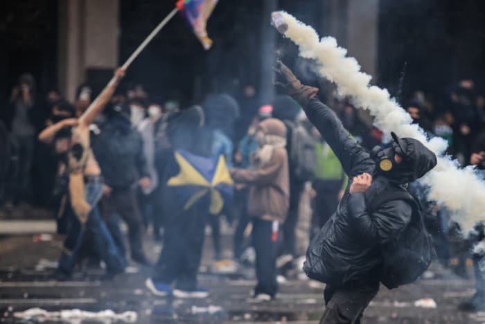 アルゼンチンでデモ、教育予算削減反対